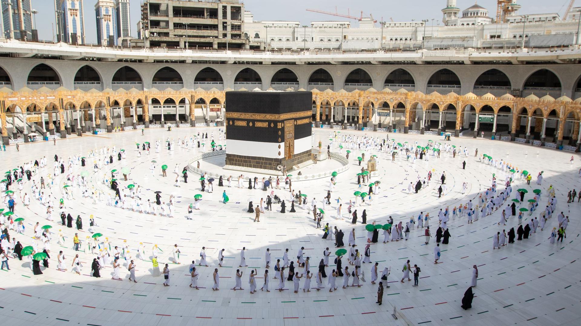 Gläubige umrunden die Kaaba in der Großen Moschee mit Sicherheitsabstand.