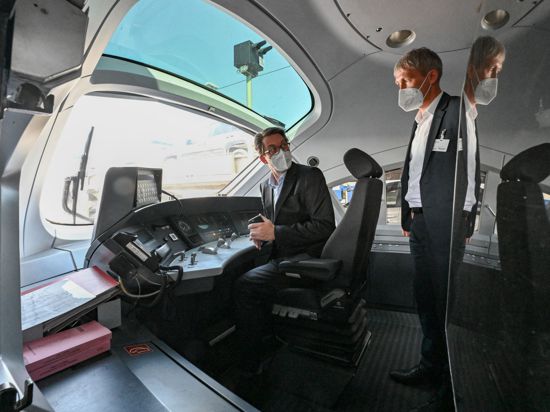 Bundesverkehrsminister Andreas Scheuer (l) und Tobias Fischer, Leiter Technik Fahrzeuge der Deutschen Bahn AG, in einem dieselbetriebenen ICE-Testzug.