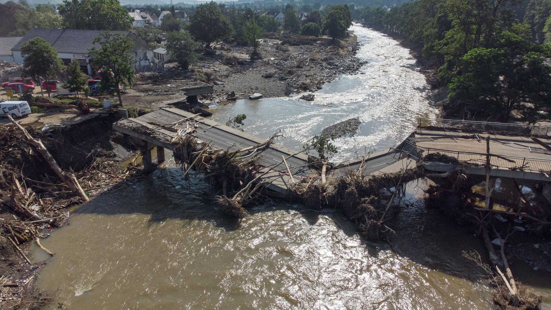 Völlig zerstörte Brücke über die Ahr in Ahrweiler nach der Flutkatastrophe.