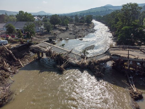Völlig zerstörte Brücke über die Ahr in Ahrweiler nach der Flutkatastrophe.