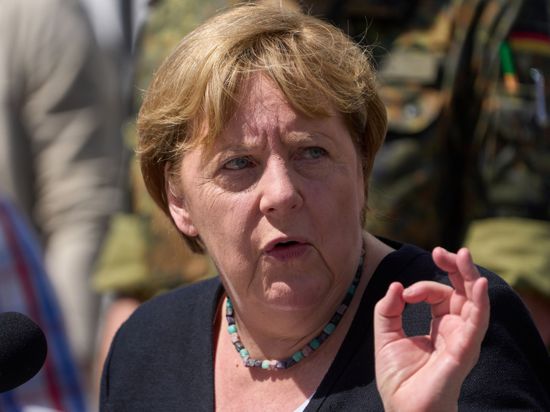 Bundeskanzlerin Angela Merkel gibt bei einem Besuch im Hochwassergebiet in Rheinland-Pfalz am Samstag ein Statement ab.