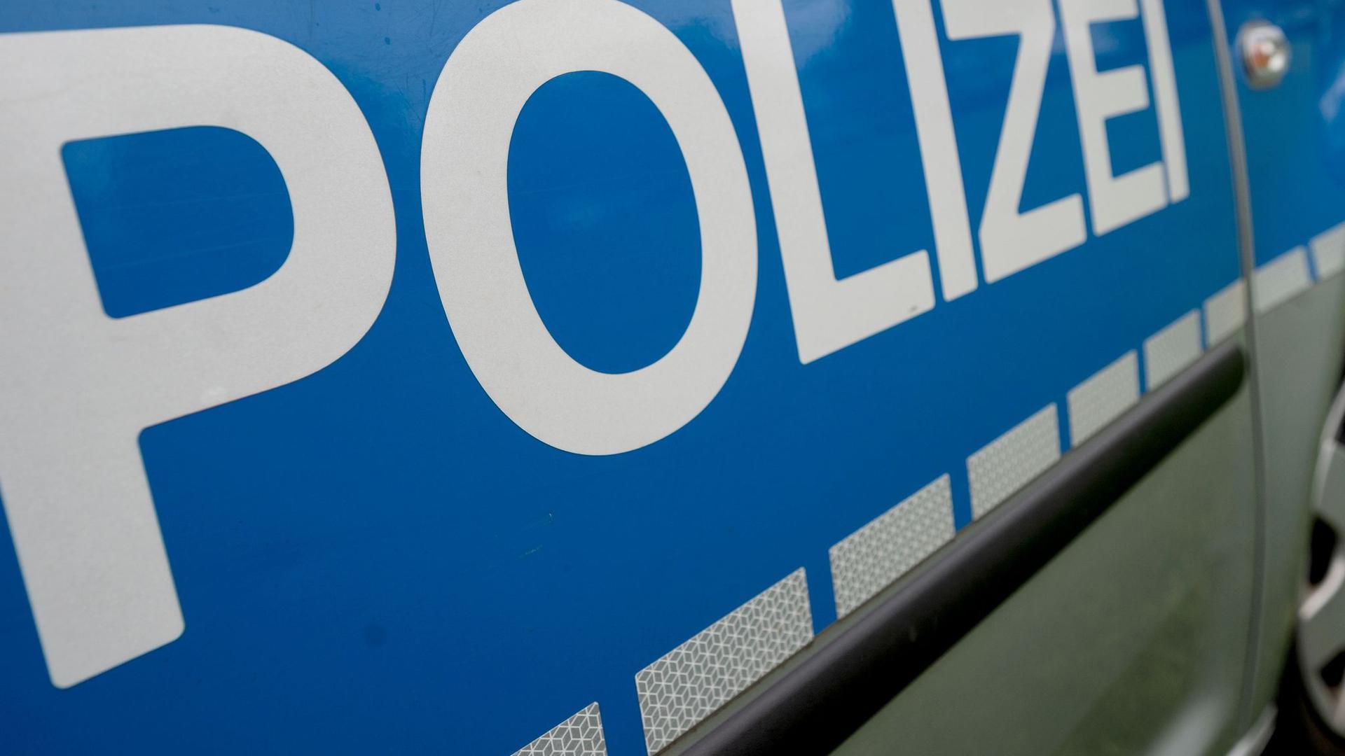 In einer Bunkeranlage in einem Wald bei Oranienburg in Brandenburg ist der leblose Körper einer 26-Jährigen gefunden worden.