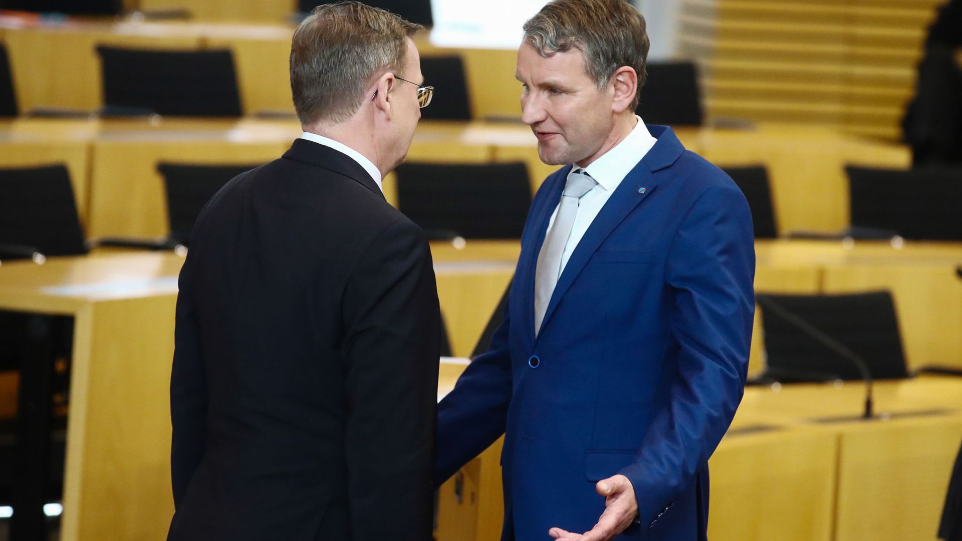 Im März 2020 verweigerte Bodo Ramelow (l) als neu gewählter thüringischer Ministerpräsident Björn Höcke den Handschlag.