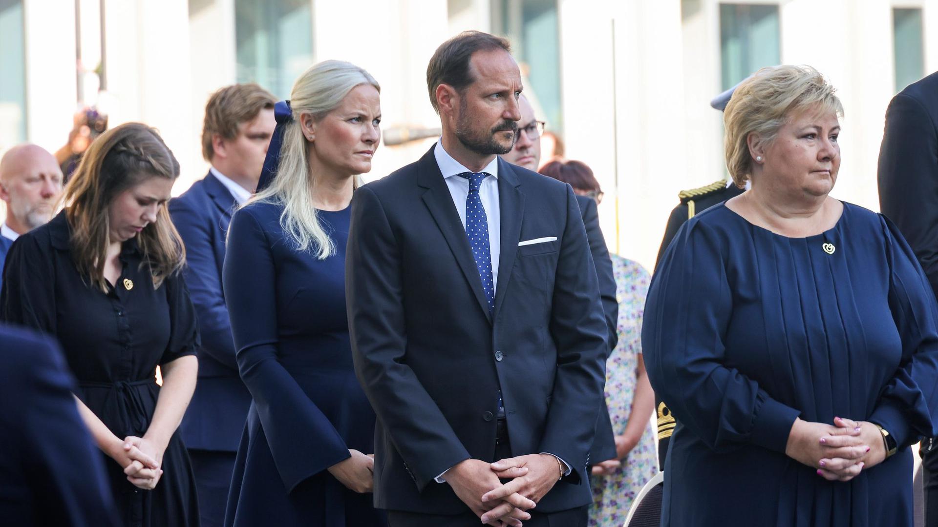 Kronprinzessin Mette-Marit (2.v.l.), Kronprinz Haakon Magnus und die norwegische Ministerpräsidentin Erna Solberg während der Gedenkfeier in Oslo.