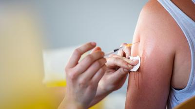Nach Angaben des Robert Koch-Instituts (RKI)  sind in Deutschland 49,1 Prozent der Menschen vollständig geimpft.