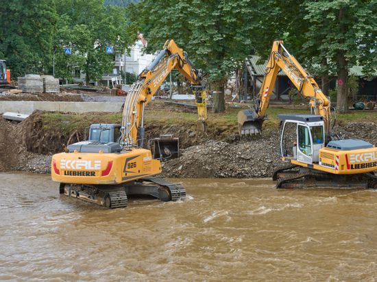 Im durch das Hochwasser stark verwüsteten Ahrtal gehen die Aufräumarbeiten unvermindert weiter.