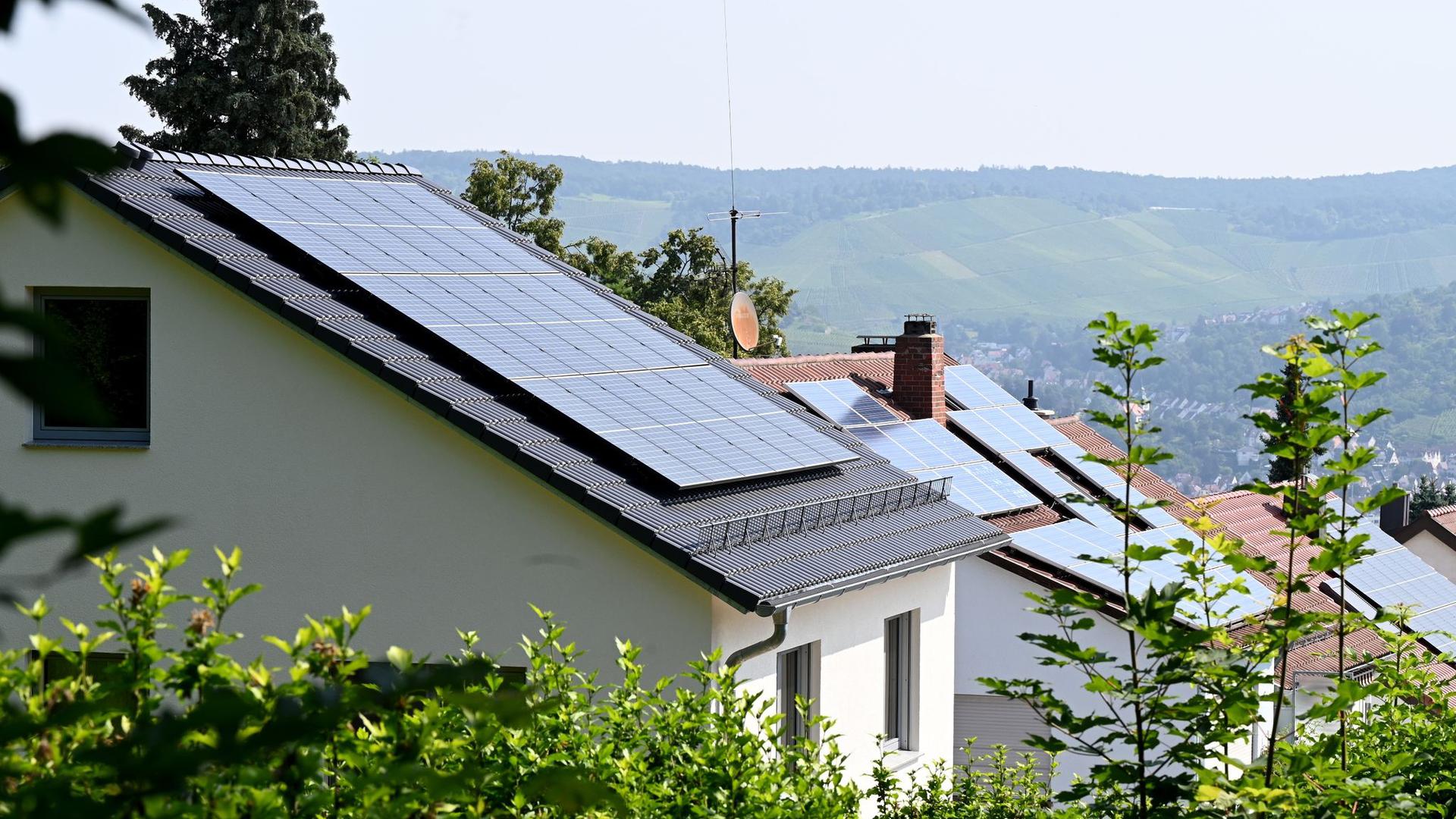 Solaranlagen sind auf Dächern von Wohnhäusern angebracht.