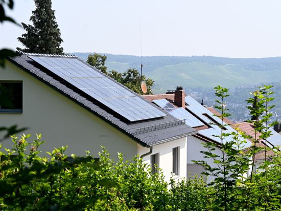 Solaranlagen sind auf Dächern von Wohnhäusern angebracht.