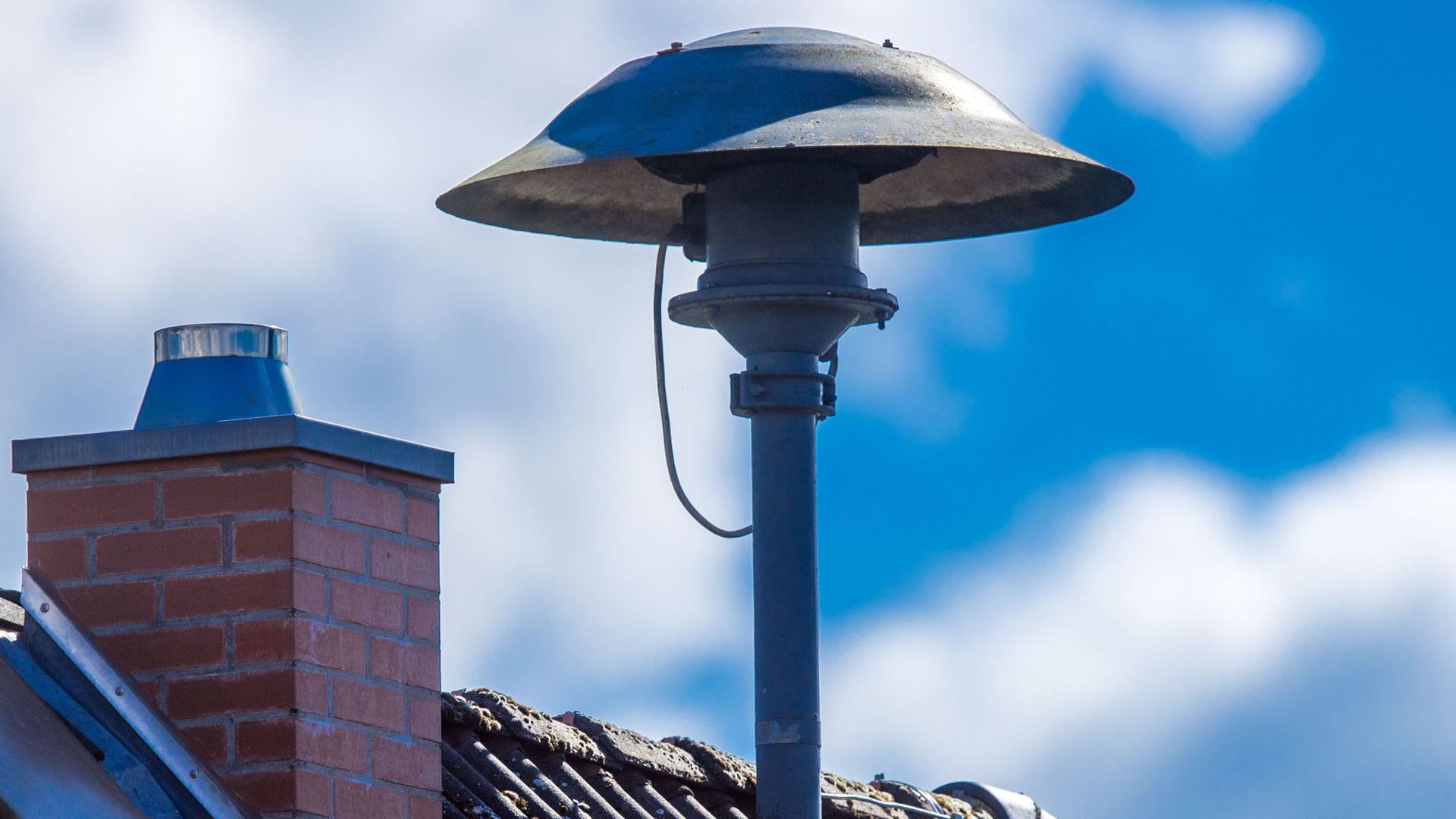 Eine Alarmsirene steht auf einem Hausdach. Eine große Mehrheit der Deutschen hält Sirenen für ein geeignetes Mittel, um Menschen vor Katastrophen zu warnen.