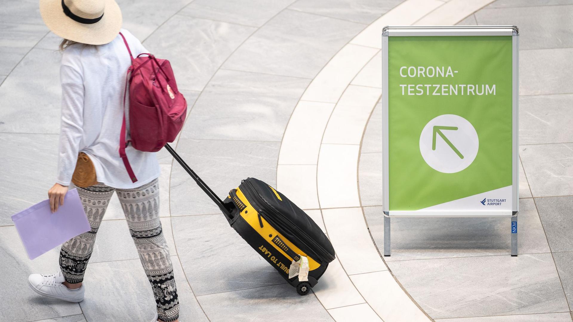 „Corona-Testzentrum“ steht auf einem Schild am Stuttgarter Flughafen.
