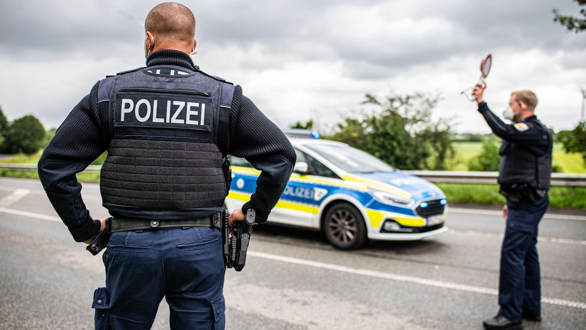 Polizeibeamte bei einer Corona-Einreisekontrolle der Bundespolizei an der deutsch-niederländischen Grenze.