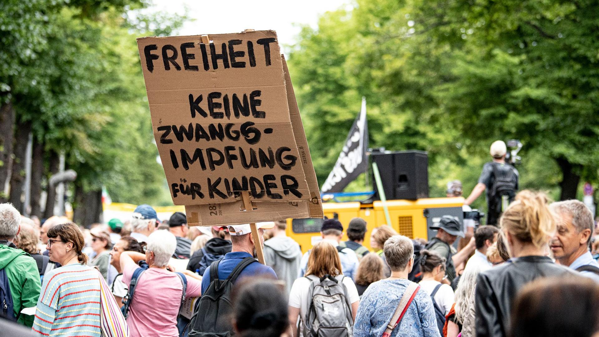 Demonstranten nahmen in Berlin trotz Verbots an Demos gegen die Corona-Maßnahmen teil.