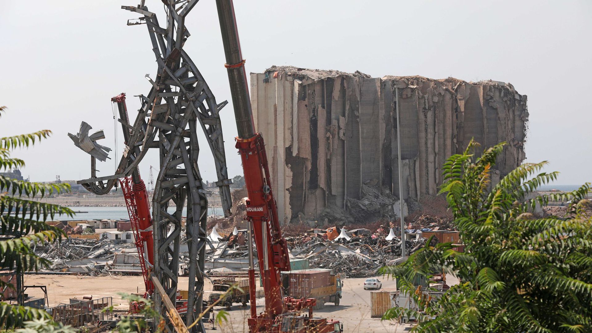 Die Skulptur „The Giant“ (Der Riese) wurde aus Trümmern gefertigt - sie steht im Hafen in der Nähe des zerstörten Getreidesilos.