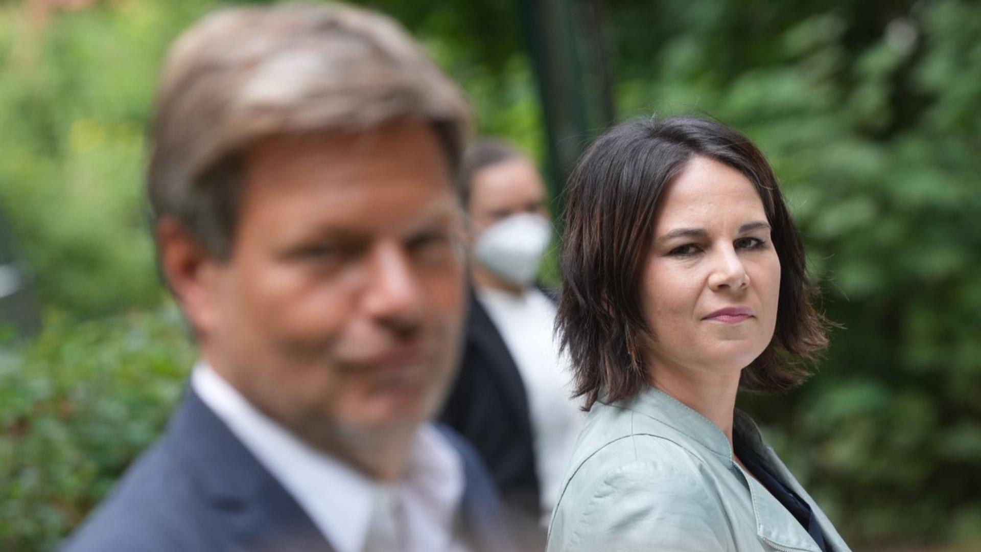 Annalena Baerbock und Robert Habeck stellen das „Klimaschutz-Sofortprogramm“ ihrer Partei vor.