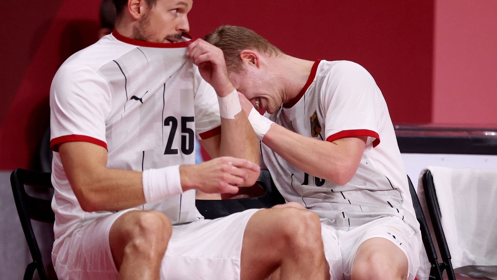 Die deutschen Handballer um Kai Häfner (l) und Timo Kastening sind im Viertelfinale gegen Ägypten ausgeschieden.