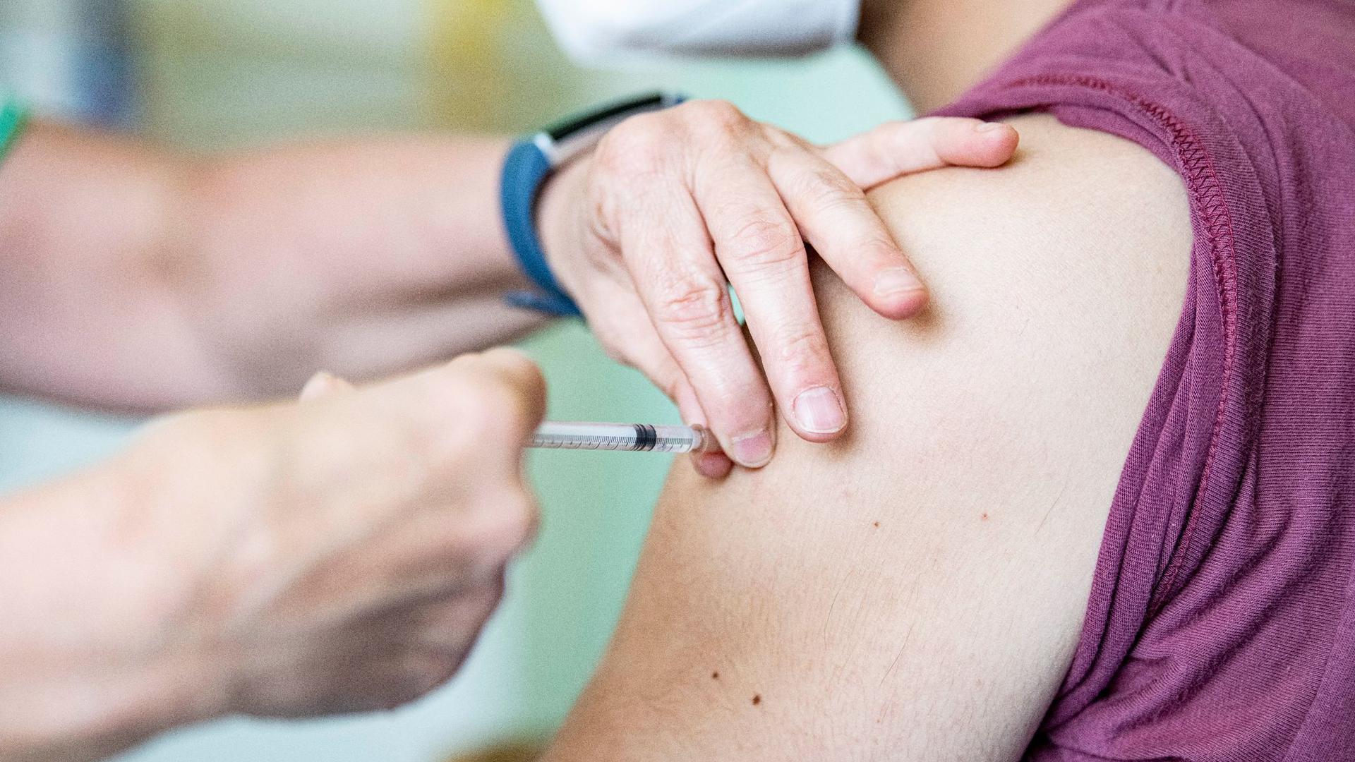 Die Europäische Arzneimittelbehörde hat die Impfstoffe von Biontech und Moderna ab 12 Jahren zugelassen.