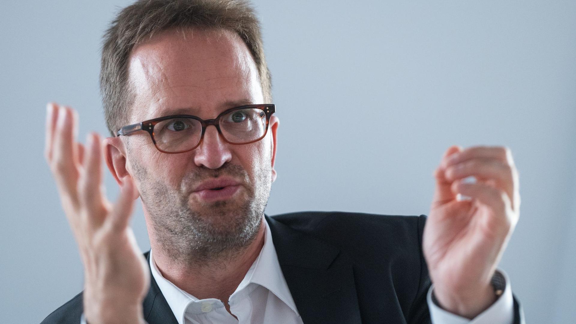 VZBV-Chef Klaus Müller plädiert für einen Neustart in Sachen privater Altersvorsorge.
