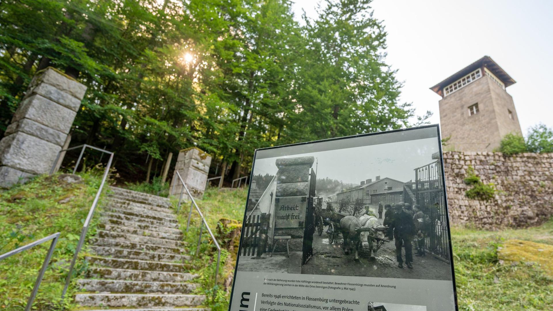 Eine Informationstafel steht auf dem Gelände der KZ-Gedenkstätte Flossenbürg vor einem ehemaligen Wachturm.