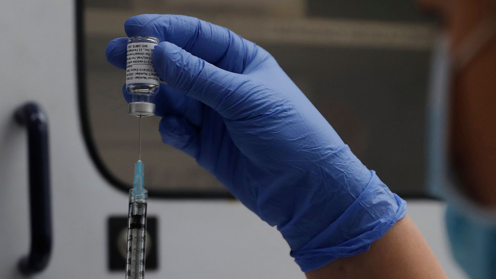 Während einer Studie wird im Herbst 2020 in London eine Dosis mit dem Corona-Impfstoff von Novavax vorbereitet.