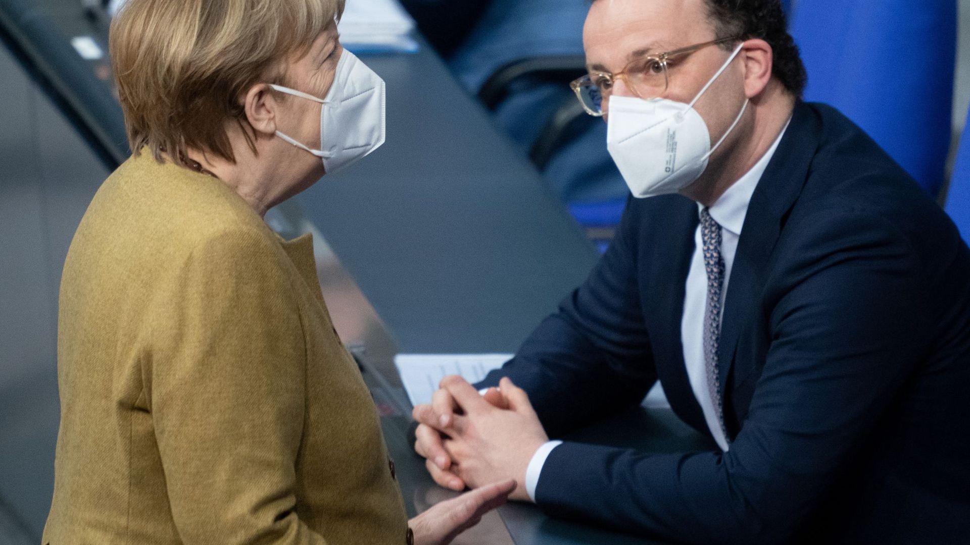 Bundeskanzlerin Merkel im März zusammen mit Gesundheitsminister Spahn im Bundestag.