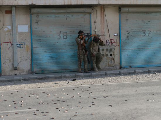 Afghanische Sicherheitskräfte feuern in der Stadt Herat auf Kämpfer der Taliban.