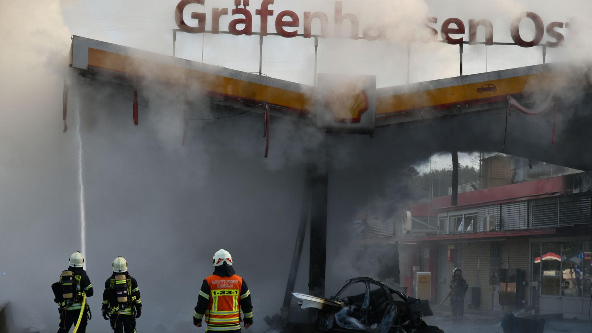Die Feuerwehr löscht den Brand an der Autobahn-Tankstelle Gräfenhausen Ost.