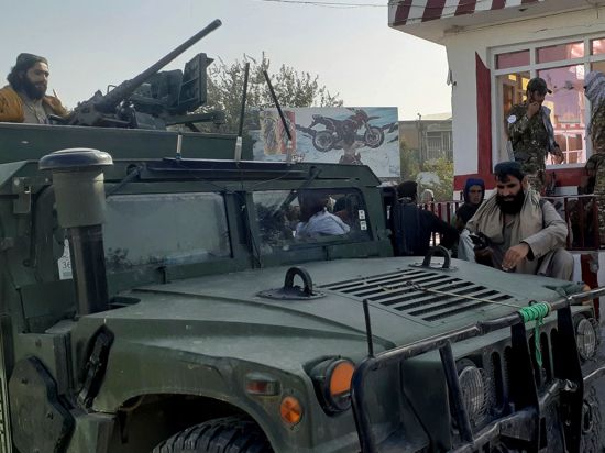 Taliban-Kämpfer halten in der nordafghanischen Stadt Kundus Wache.