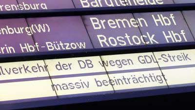 Im Hamburger Hauptbahnhof wird auf den Streik hingewiesen.