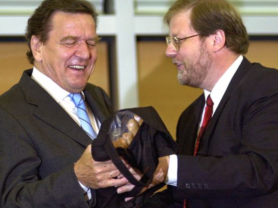 2002 bekam Gerhard Schröder (l) Currywürste von Hans-Jürgen Uhl, dem damaligen Geschäftsführer des Gesamt- und Konzernbetriebsrates von VW.