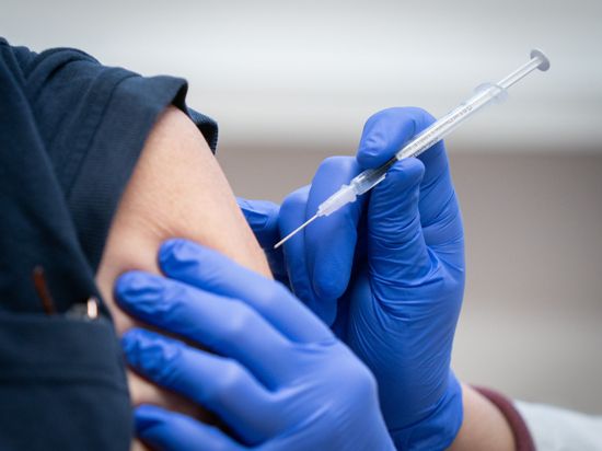 Um zu verhindern, dass Impfstoffe ihr Haltbarkeitsdatum überschreiten, betreiben mehrere Impfzentren in Hessen eine Impfstoffbörse.