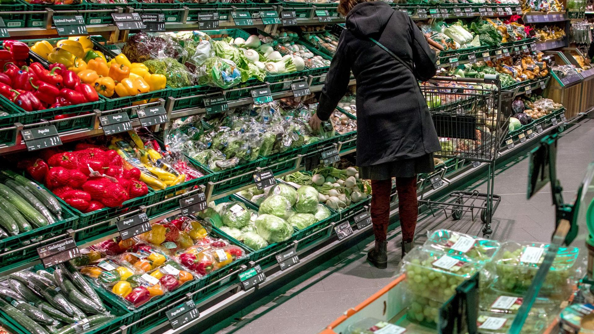 Geht es nach Verbraucherschützern, sollten die Preise für Fleisch und Wurst hochgehen - und die für Obst und Gemüse sinken.