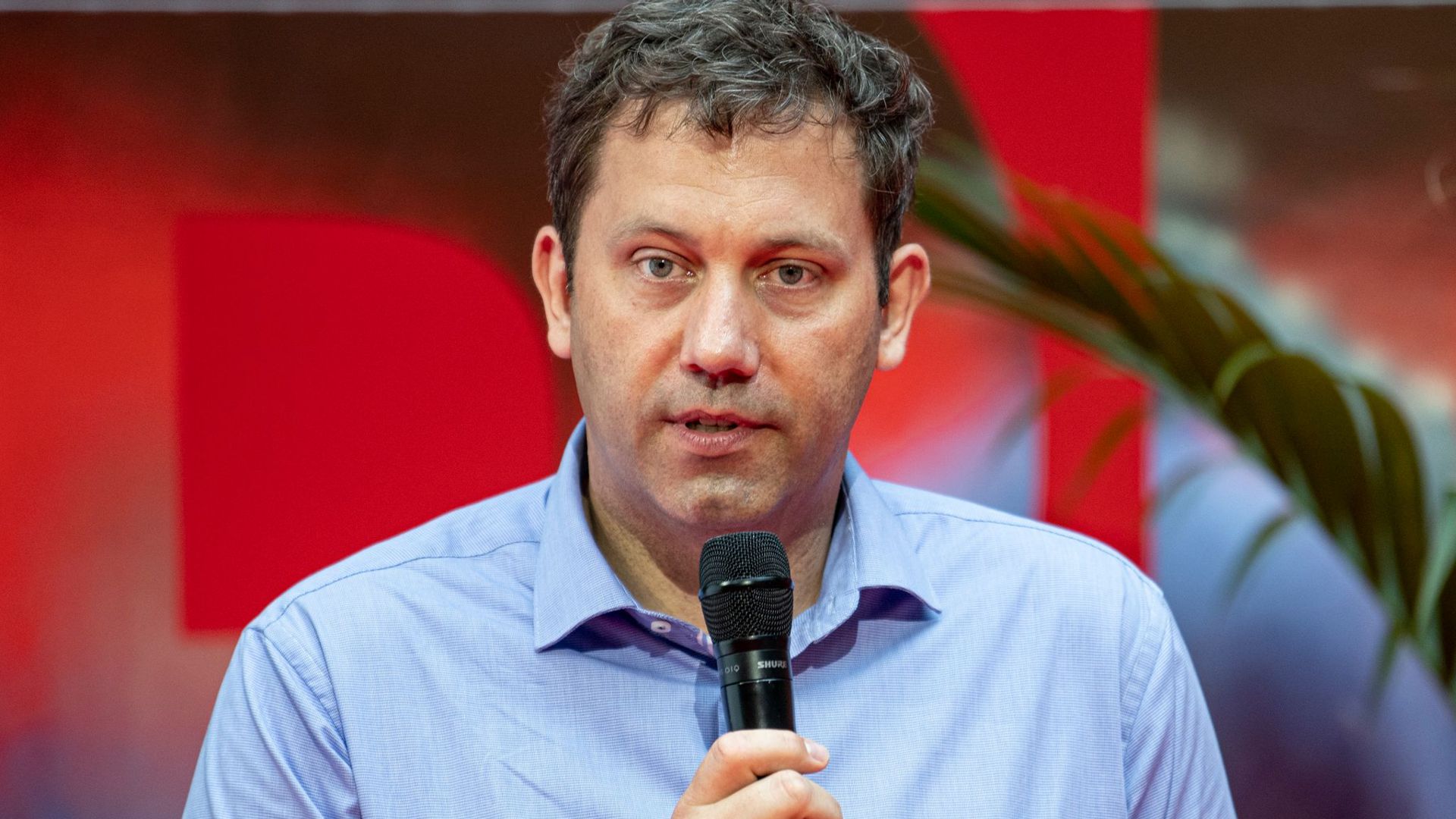 SPD-Politiker Lars Klingbeil solidarisiert sich wegen einer Schmähkampagne gegen die Grünen mit dem politischen Konkurrenten.