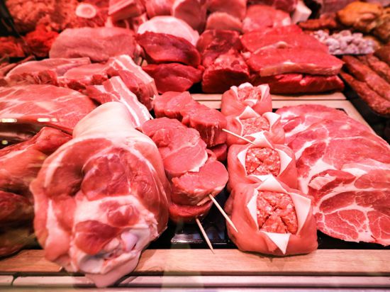 Eine „Tierwohlabgabe“ könnte etwa bedeuten, dass 40 Cent pro Kilogramm Fleisch und Wurst erhoben werden.