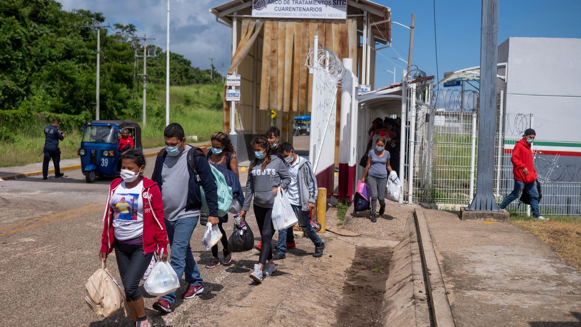 Abgeschobene Migranten kommen in El Ceibo an.