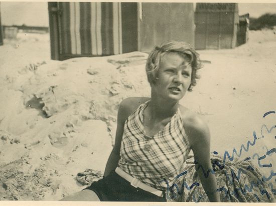 Die undatierte Aufnahme aus dem Sommer 1961 zeigt Lilli Gruner auf einer Decke sitzend am Strand (Aufnahmeort unbekannt).