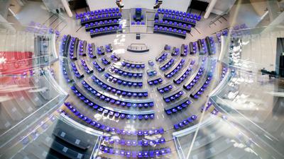 Der leere Plenarsaal des Deutschen Bundestages ist von der Fraktionsebene aus zu sehen.