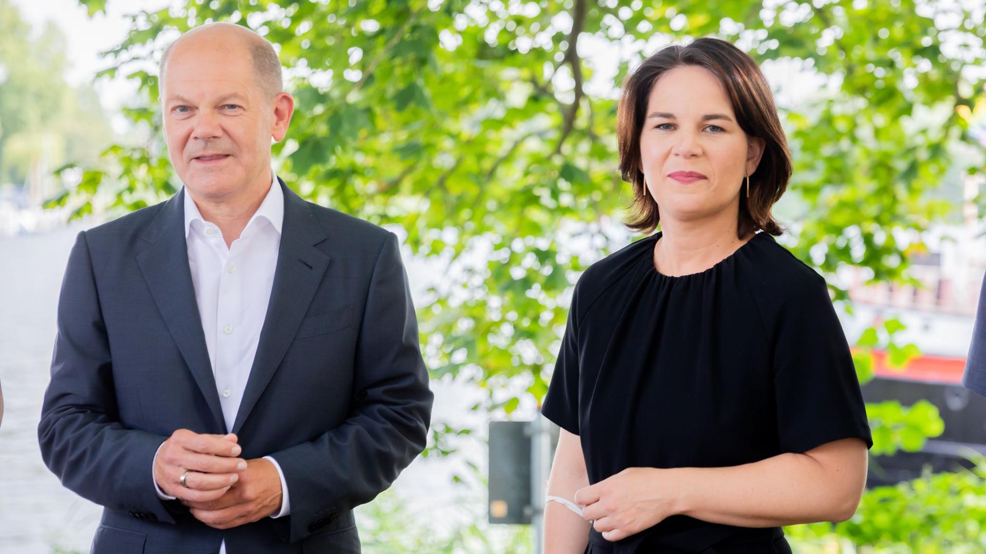 Olaf Scholz (SPD), Bundesfinanzminister und SPD-Kanzlerkandidat, und Annalena Baerbock, Kanzlerkandidatin und Bundesvorsitzende von Bündnis 90/Die Grünen.