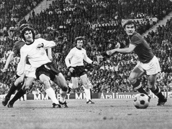 Gerd Müller (l) bei einem Länderspiel im Jahr 1972 gegen die damalige UdSSR.