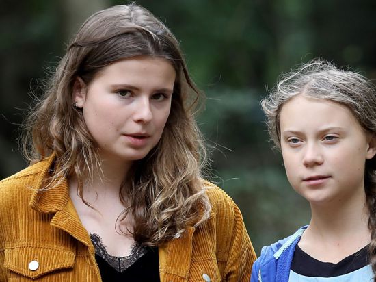 Die Klimaschutzaktivistinnen Luisa Neubauer (l.) und Greta Thunberg im Jahr 2019 zusammen im Hambacher Forst.