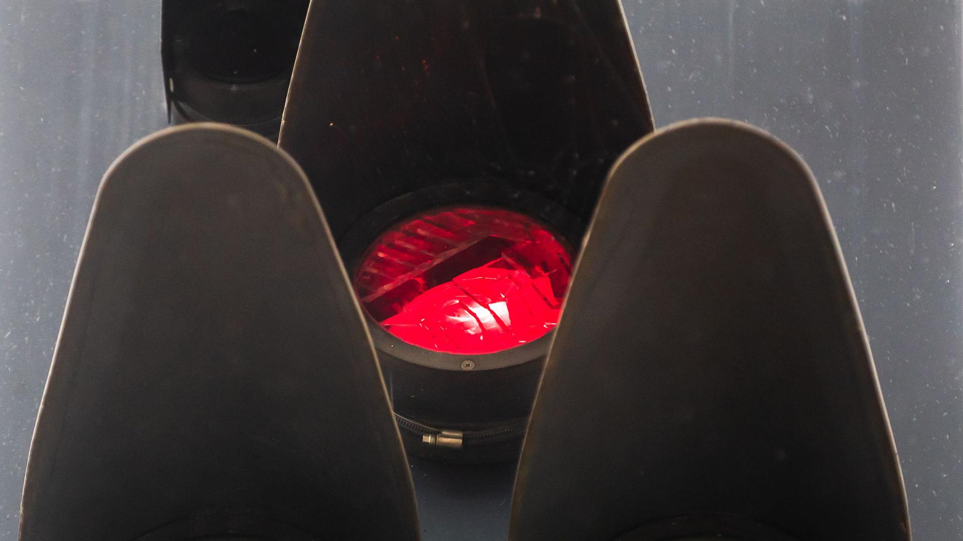 Ein rotes Signal leuchtet am Berliner Hauptbahnhof. Die GDL wil zum weiteren Vorgehen im Tarifkonflikt mit der Deutschen Bahn informieren.