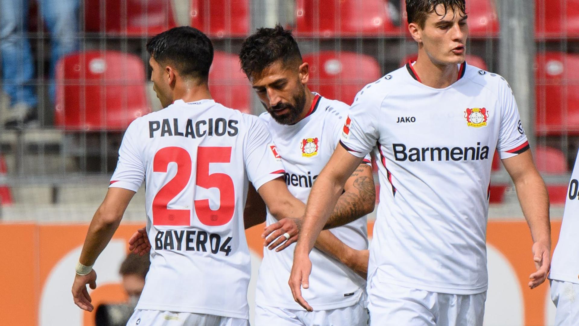 Leverkusens Kerem Demirbay (2. v. l.), Exequiel Palacios (l) und Patrik Schick freuen sich über den zweiten Saisonsieg.