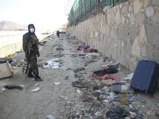 Ein Mitglied der militant-islamistischen Taliban ist am Explosionsort in der Nähe des Kabuler Flughafens.