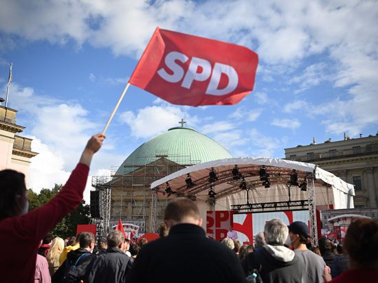 Umfrage: SPD klettert auf 24 Prozent - 21 Prozent für die Union. Es ist der niedrigste Wert, den das Meinungsforschungsinstitut Insa jemals für die Union gemessen hat.