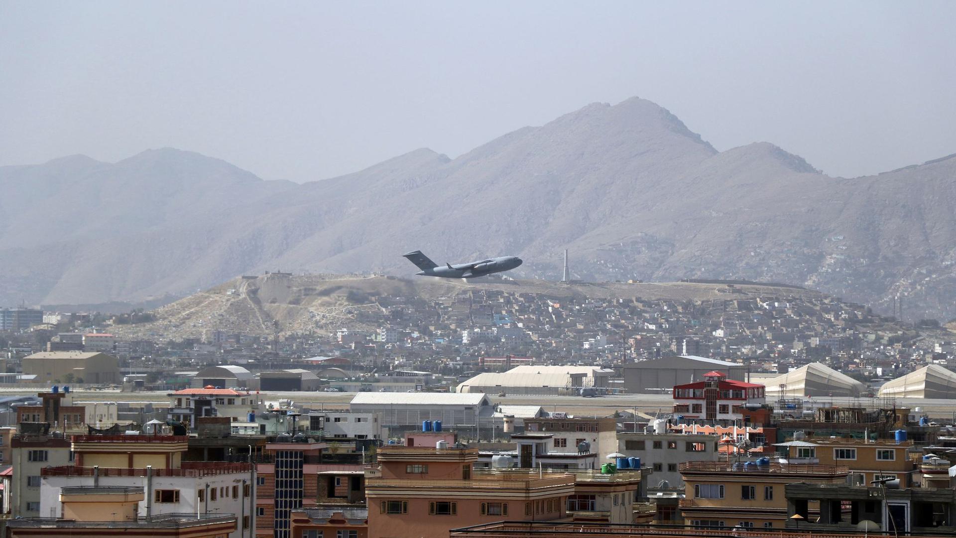 Ein US-Militärflugzeug startet am internationalen Flughafen Hamid Karzai in Kabul.