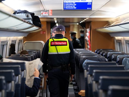 Sicherheitsmitarbeiter der Deutschen Bahn kontrollieren die Einhaltung der Maskenpflicht.