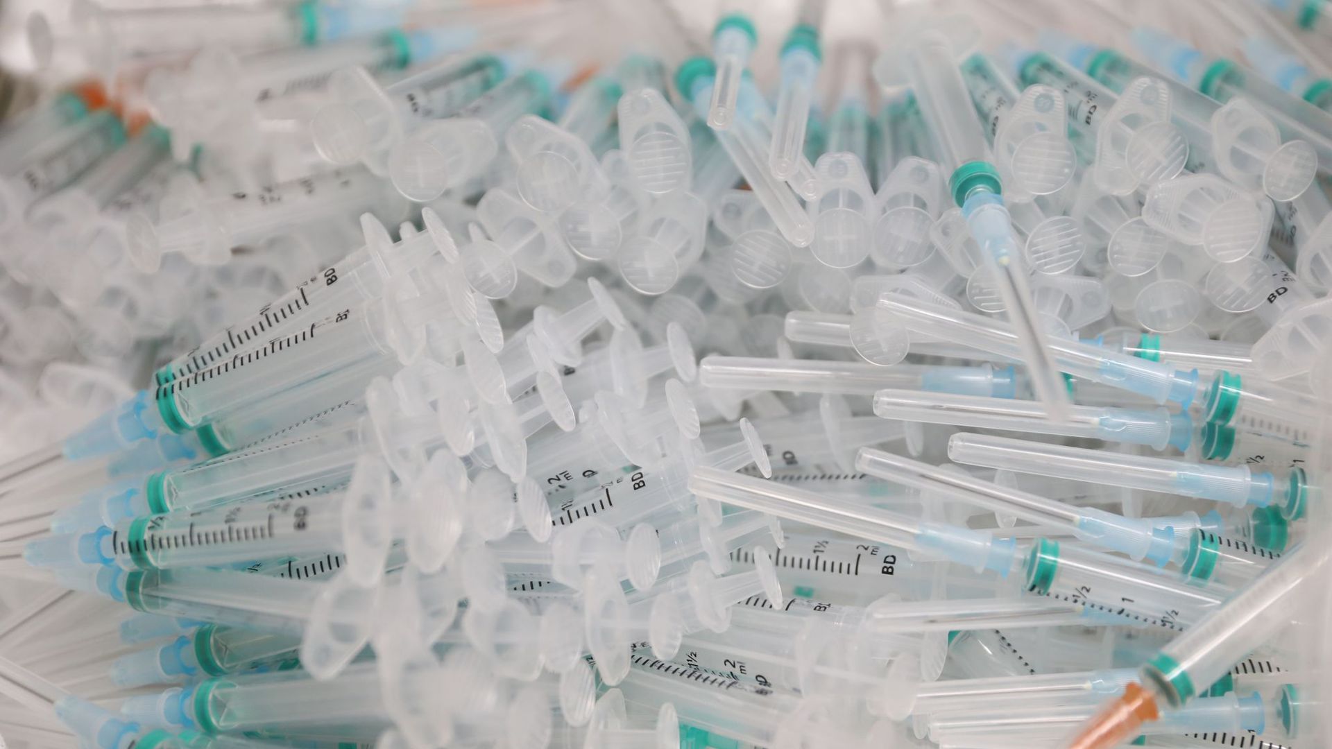 Spritzen mit dem Corona-Impfstoff von Biontech/Pfizer in einem Krankenhaus in Madrid. Die EU hat in Sachen Impfungen eine erfolgreiche Aufholjagd hingelegt.