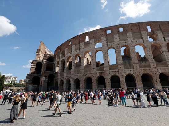 Touristen warten in einer Schlange, um das Kolosseum zu betreten. In Italien gelten ab diesem Mittwoch verschärfte Corona-Regeln.