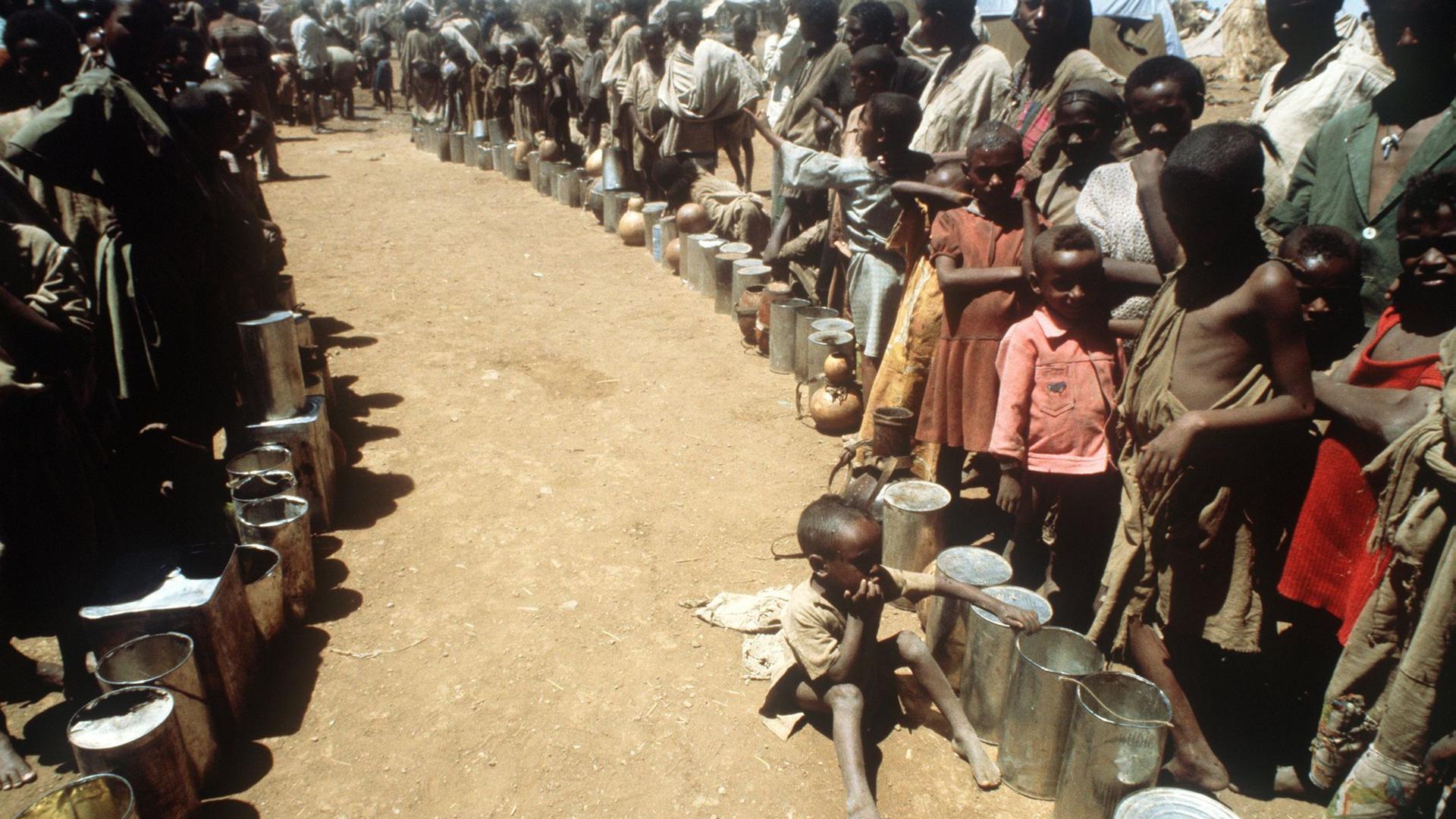 In langen Schlangen warten hungernde Äthiopier im Jahr 1983 auf Lebensmittel. Das Land litt damals unter einer jahrelangen Dürre.