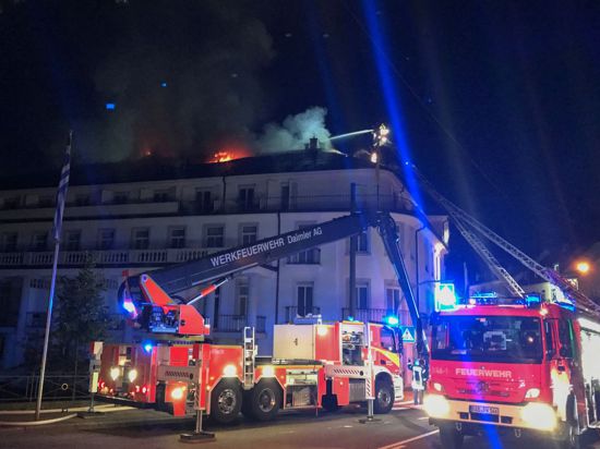 Die Feuerwehr löscht von Drehleitern aus das Hotel „Badischer Hof“. Etwa 160 Gäste mussten vor dem Feuer in Sicherheit gebracht werden.