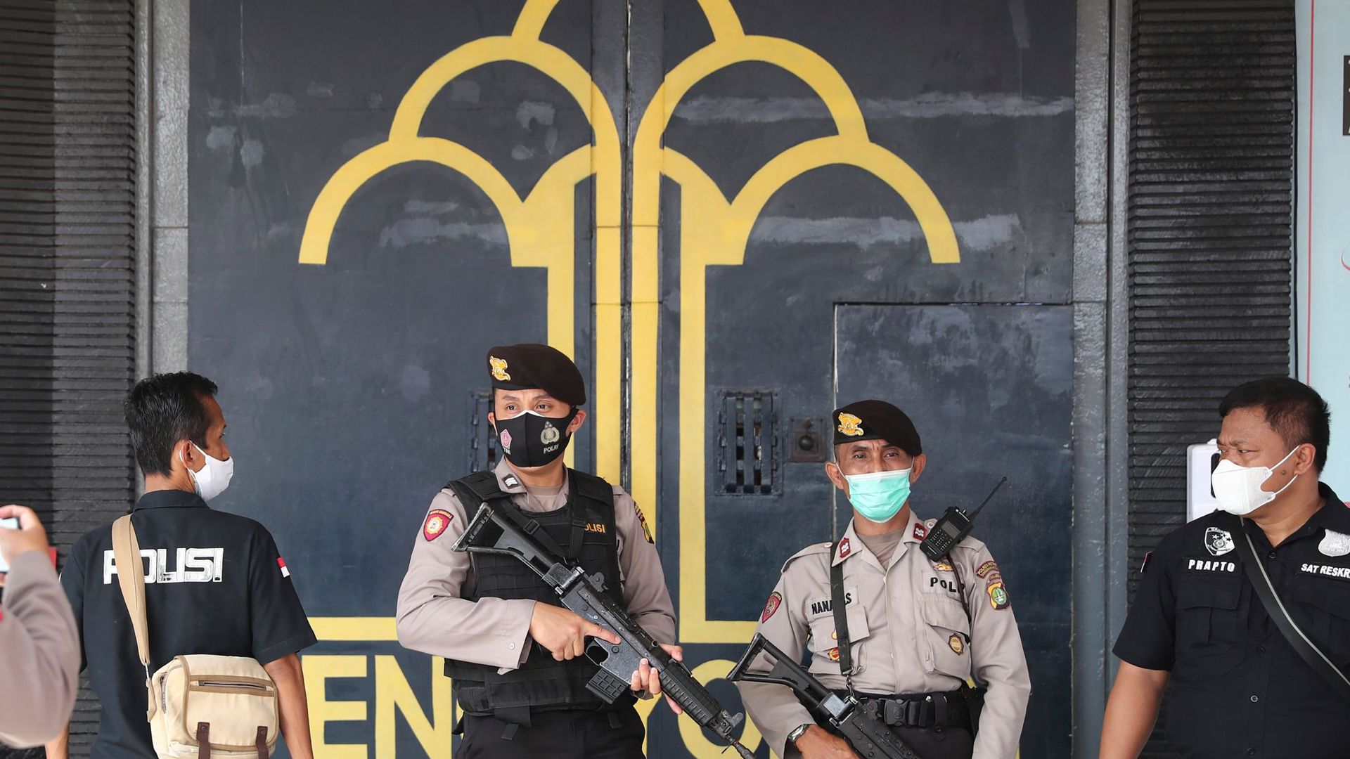 Polizisten bewachen den Haupteingang des Tangerang-Gefängnisses.